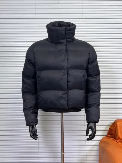 工厂 ALO YOGA /W4380R纯色短款高领羽绒服 温暖防风,内里填充高蓬松度80%白鸭绒.适合在冬季里暖和的天气或春秋季较寒冷的夜晚穿着.可打包装入内侧拉链口袋,便于收纳.衣领和下摆设计有内侧抽绳,可随心调节松紧,挡风保暖.背面下摆较长,可以扩大覆盖面和增强保护力.双向拉链下面设计有防风雨门襟,防风保暖.从底部拉开拉链,可以增加活动幅度或提高透气性 颜色:咖啡色,象牙白,黑色,烤杏仁,海蓝色